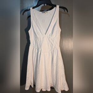 Elegant White Sleeveless Dress